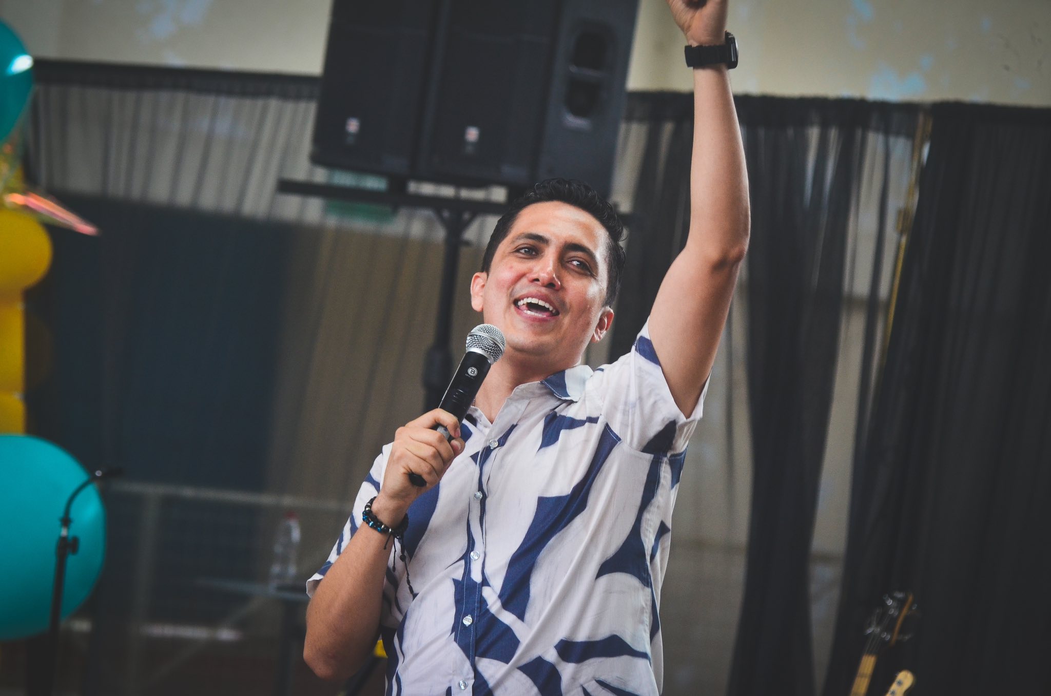 J&oacute;venes celebrando en Ekklesia